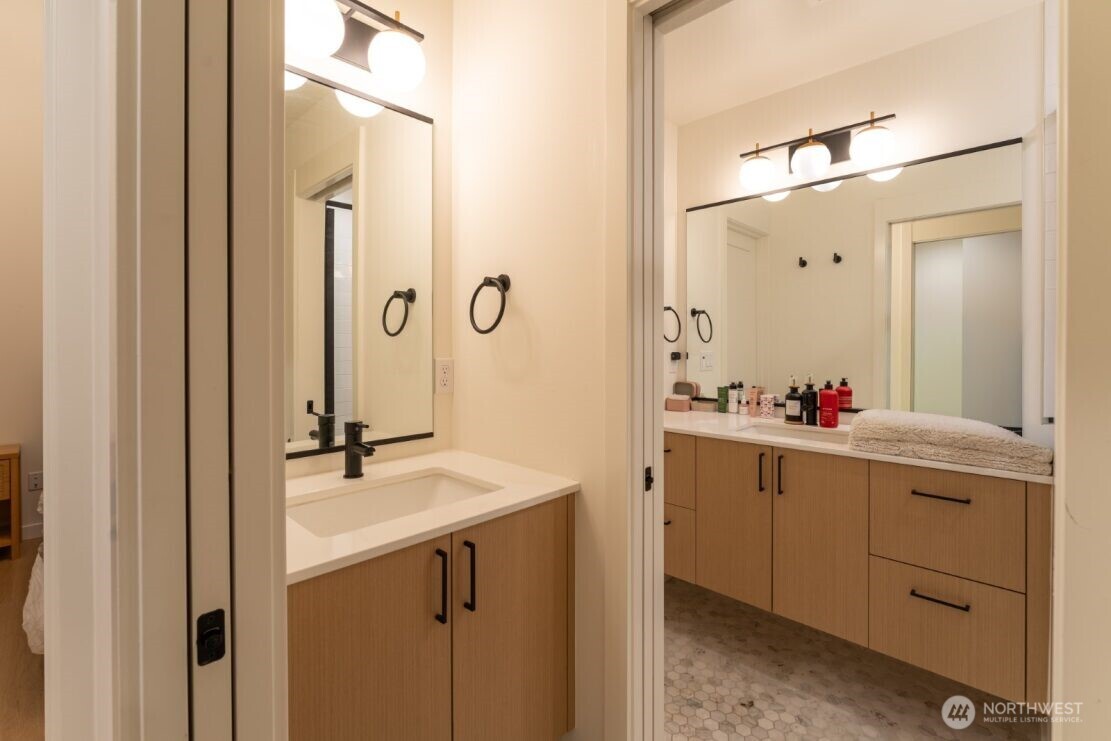 10350 Wallingford Avenue N #B, Seattle, WA 98133-9440