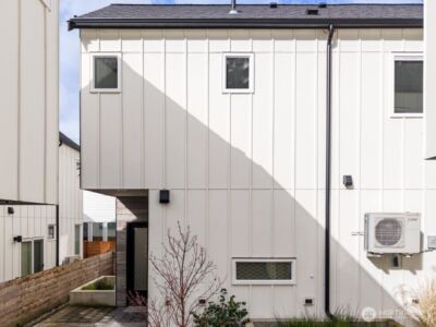 10350 Wallingford Avenue N #B, Seattle, WA 98133-9440 - Photo 2