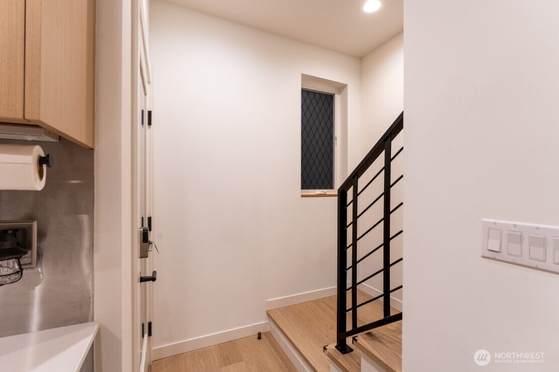 10350 Wallingford Avenue N #B, Seattle, WA 98133-9440