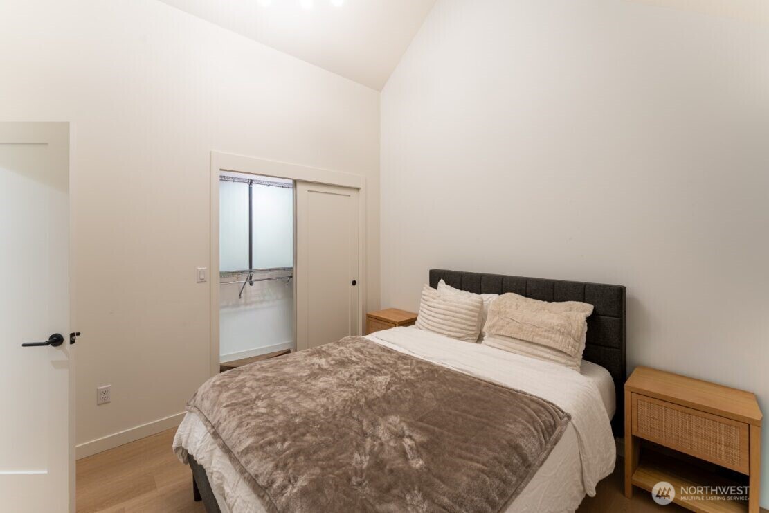 10350 Wallingford Avenue N #B, Seattle, WA 98133-9440