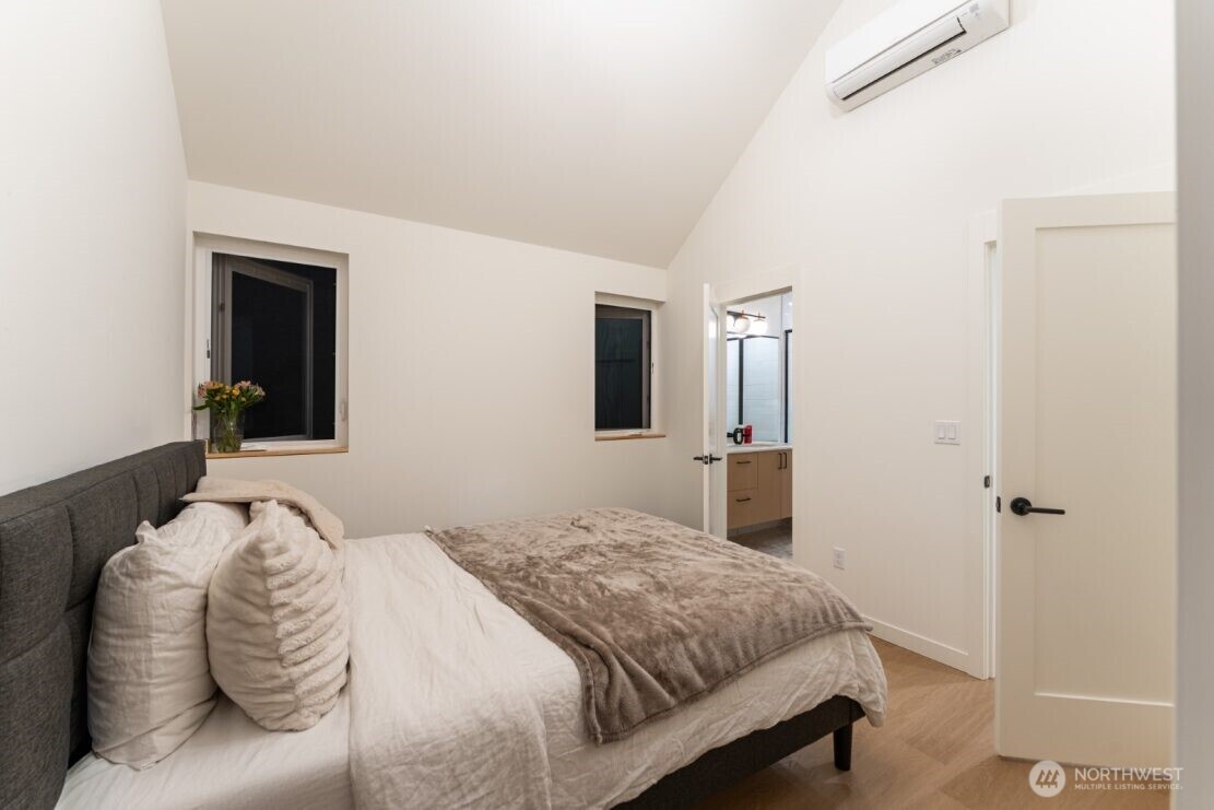 10350 Wallingford Avenue N #B, Seattle, WA 98133-9440