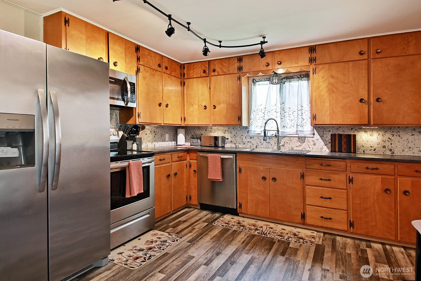 397 Lagoon Point Road , Greenbank, WA 98253