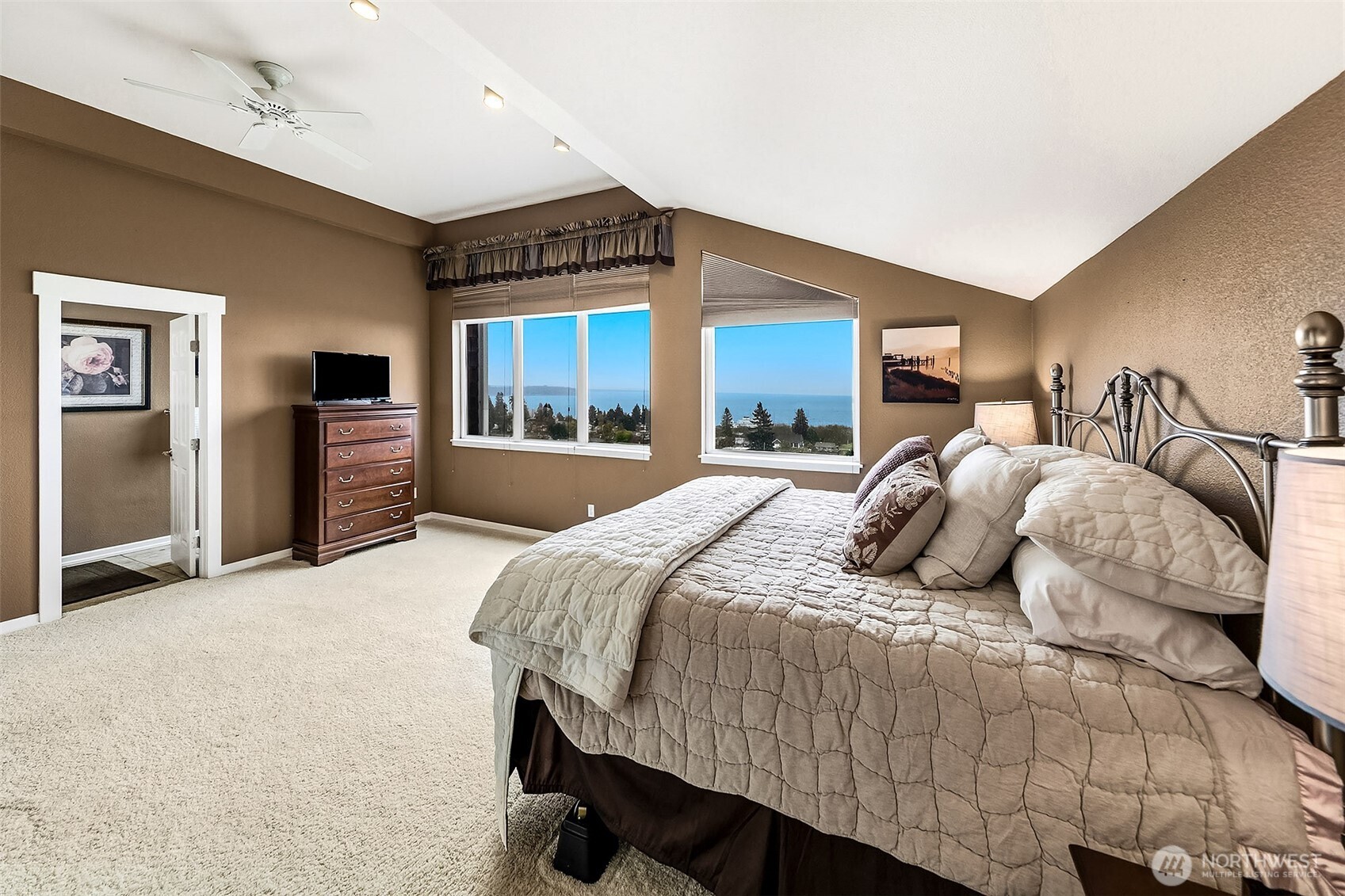 6595 Anderson Road , Clinton, WA 98236