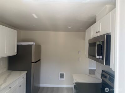 3967 Division Avenue W, Bremerton, WA 98312-5035 - Photo 5