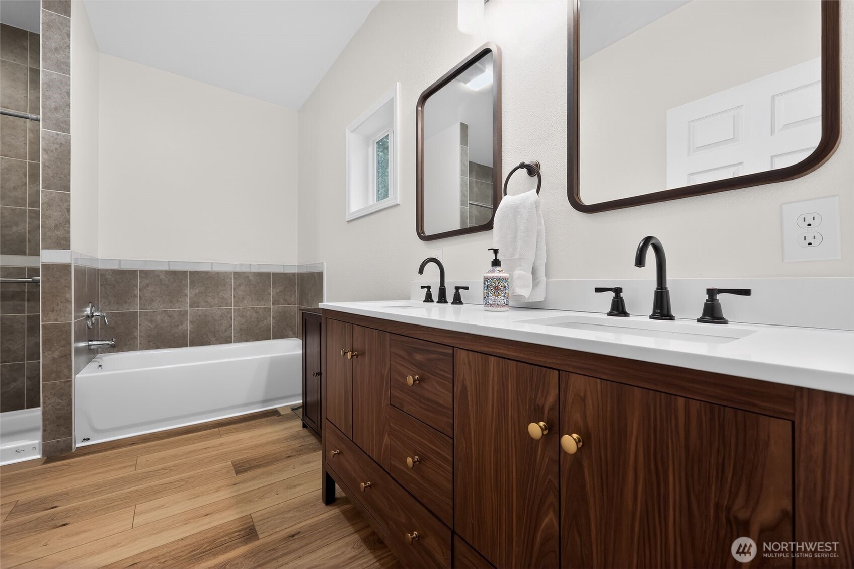 148 E Fox Run Lane , Grapeview, WA 98546