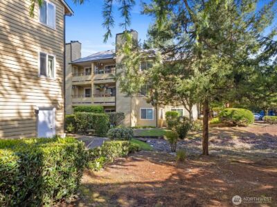 455 Newport Way NW #302, Issaquah, WA 98027 - Photo 2