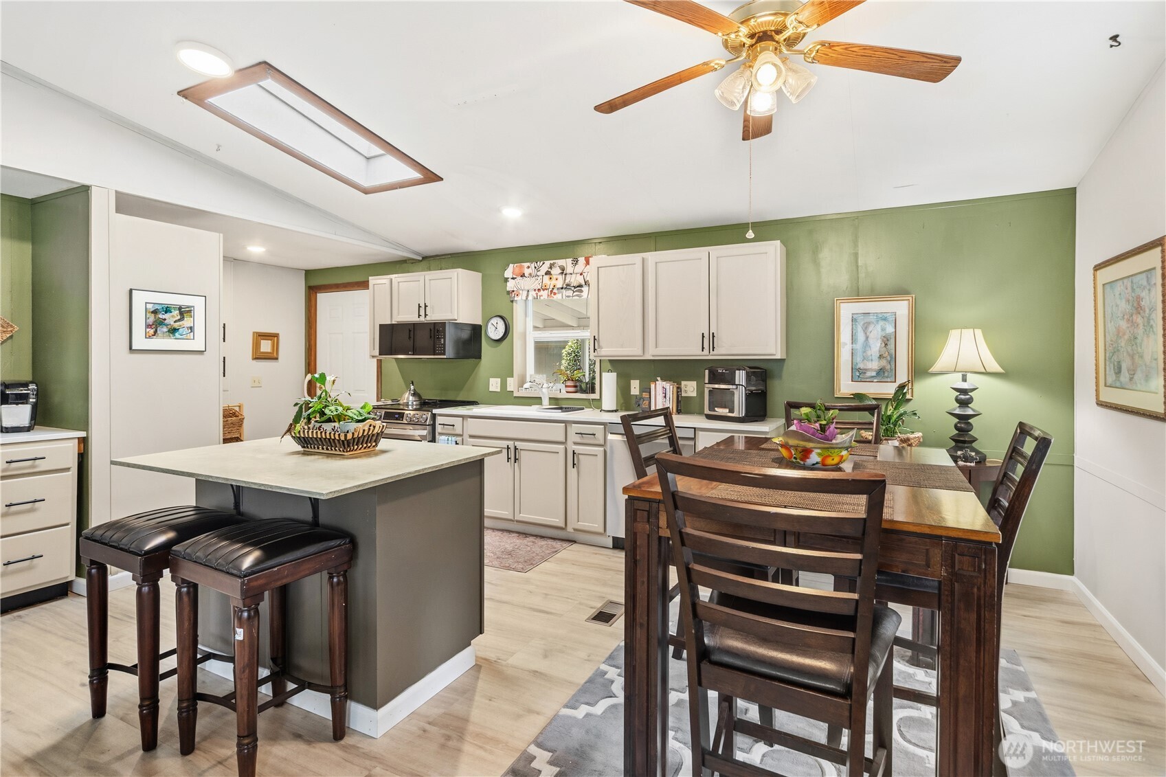 517 NW Silver Meadow Lane , Bremerton, WA 98311