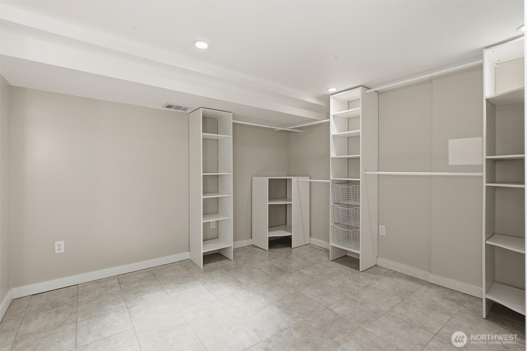 4725 SW Graham St , Seattle, WA 98136