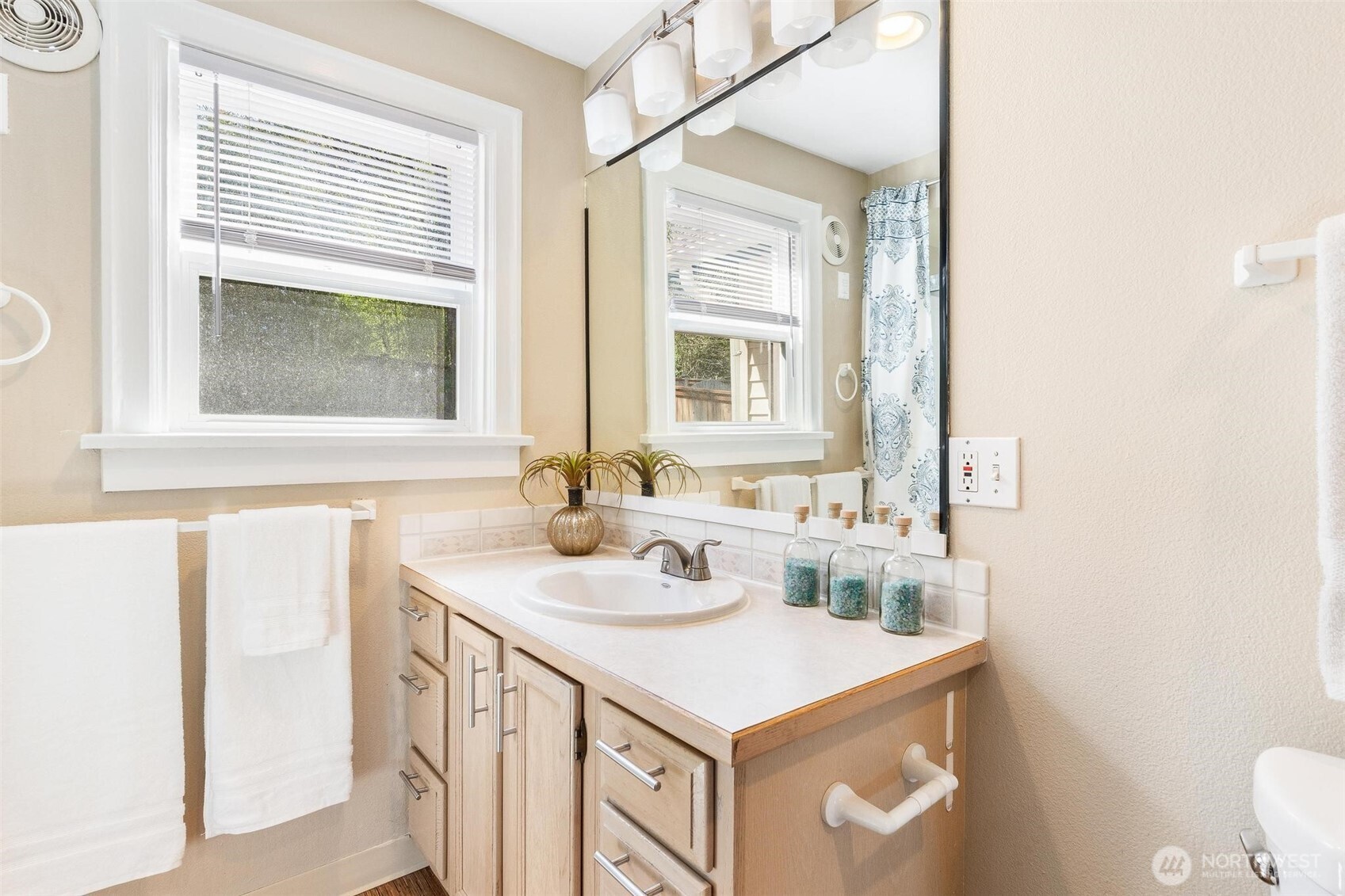 12700 37th Avenue NE, Seattle, WA 98125