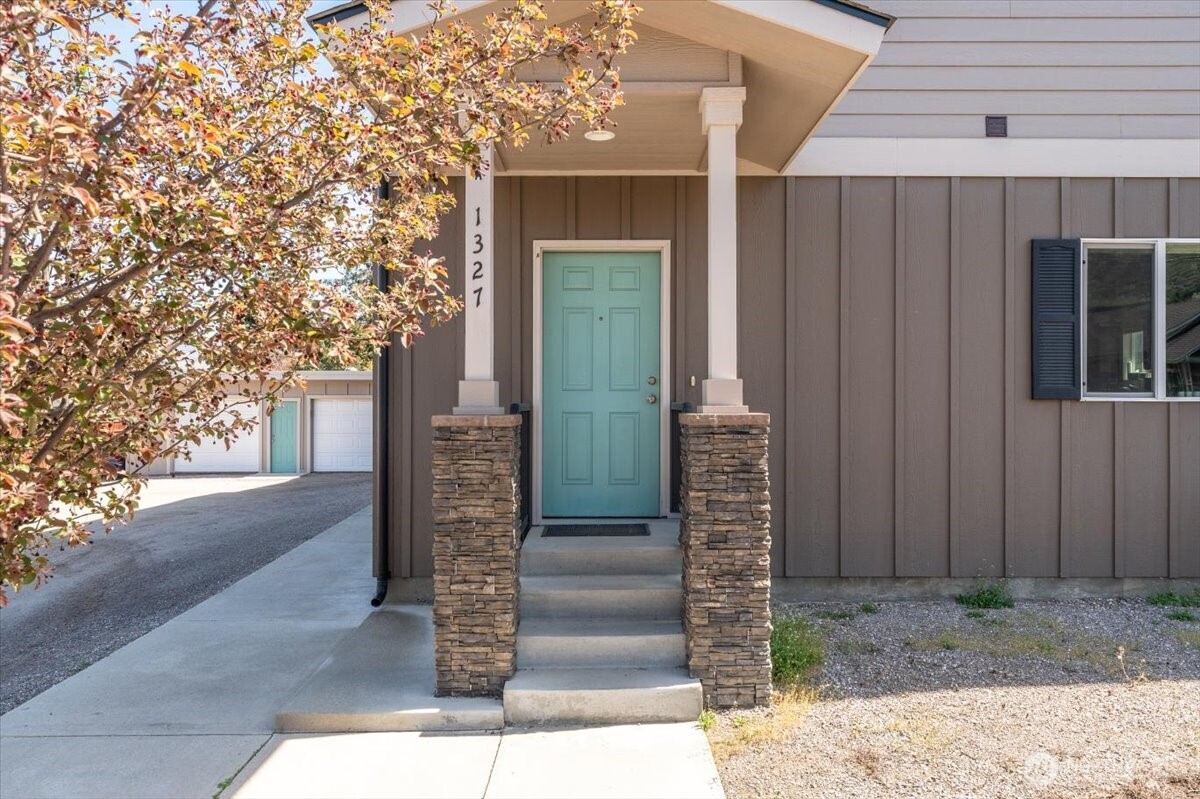 1327 S Miller Street , Wenatchee, WA 98801
