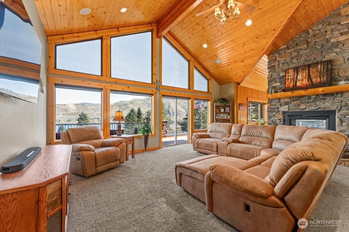 15320 Lakeview Street , Entiat, WA 98822