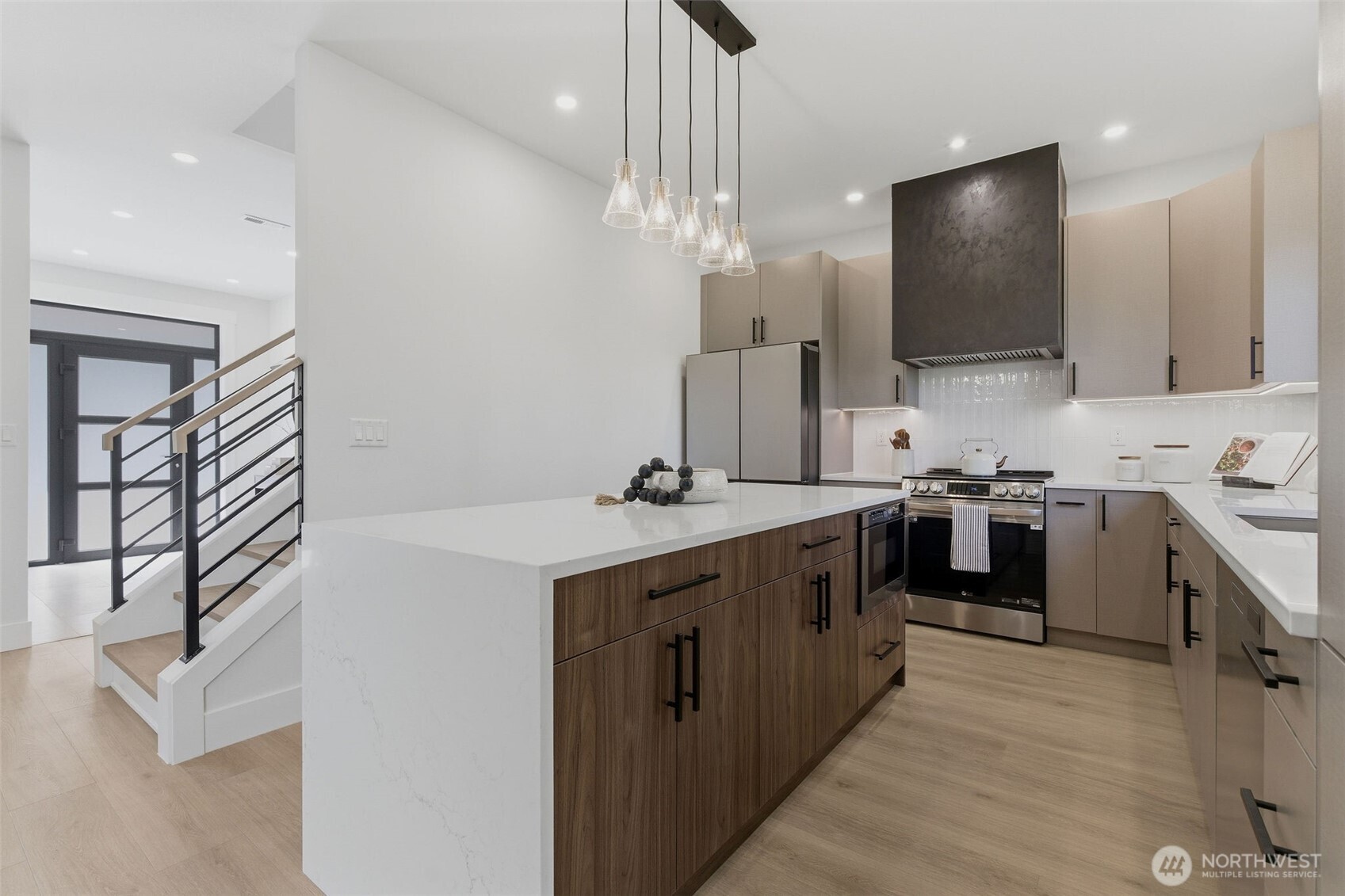 10930 NE 120th Street , Kirkland, WA 98034-6803