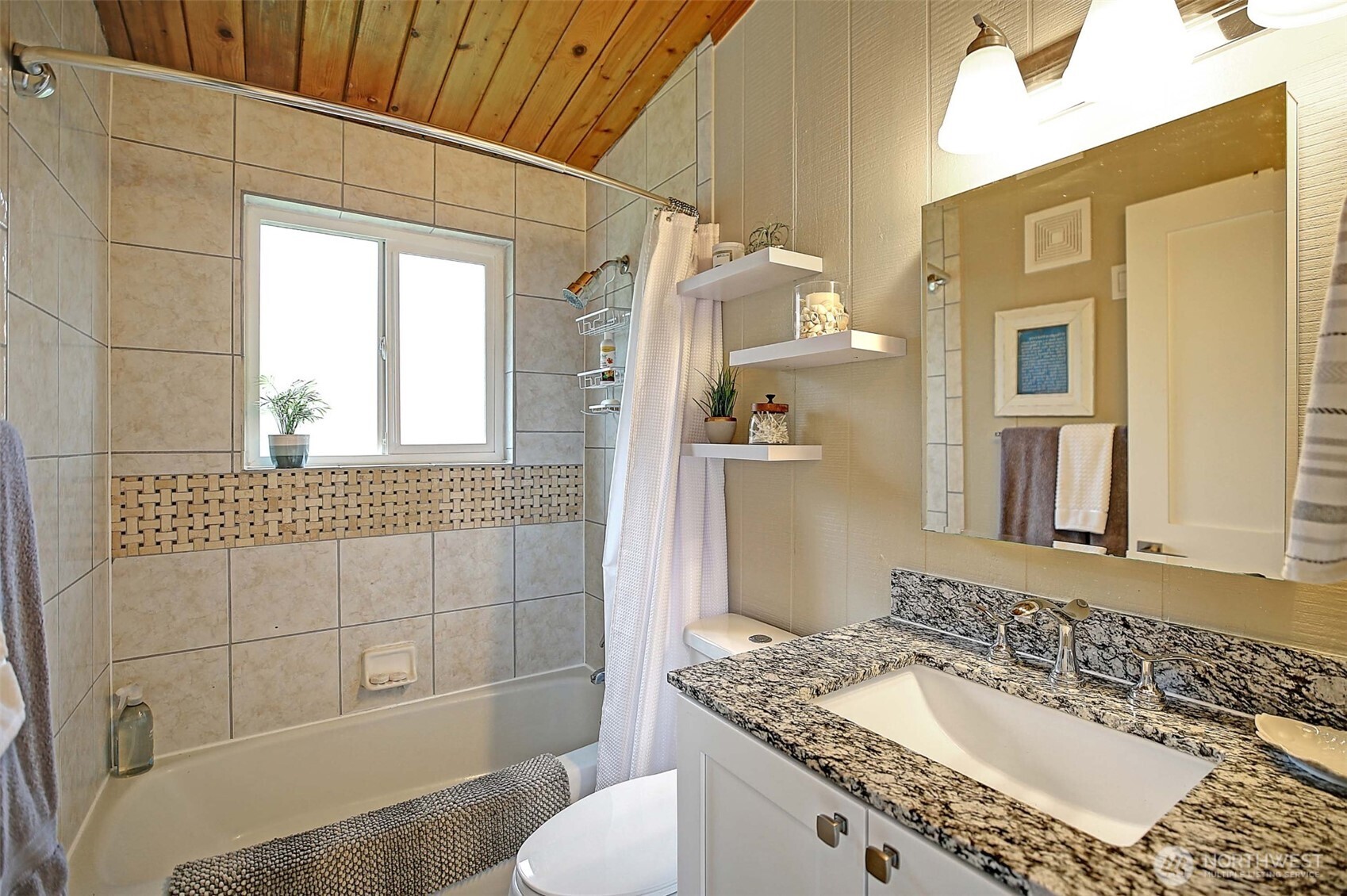 576 Waterline Loop , Camano Island, WA 98282