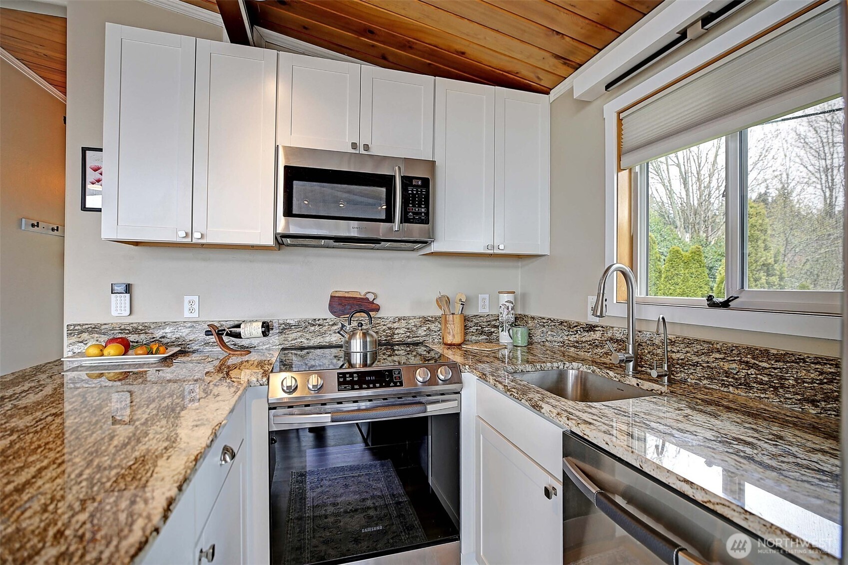 576 Waterline Loop , Camano Island, WA 98282