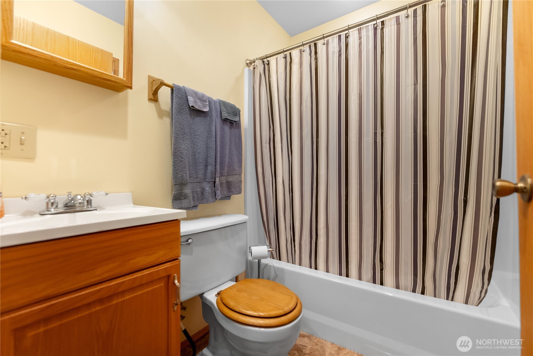 26 Mercer Road , Mazama, WA 98833