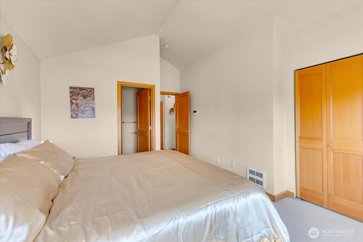 1719 SW Henderson Street , Seattle, WA 98106