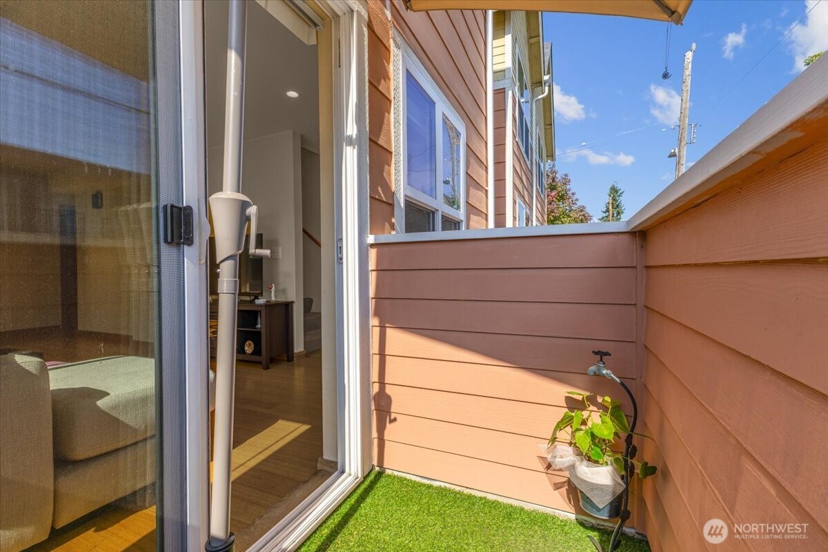 1719 SW Henderson Street , Seattle, WA 98106