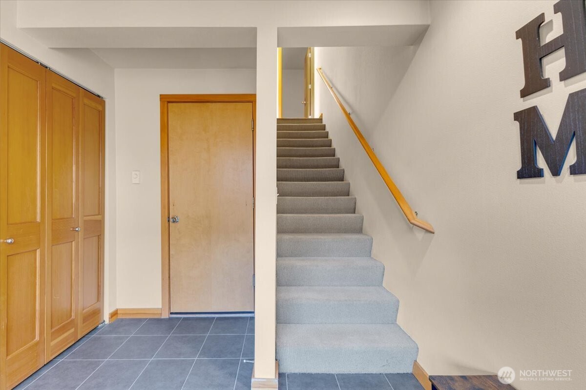 1719 SW Henderson Street , Seattle, WA 98106