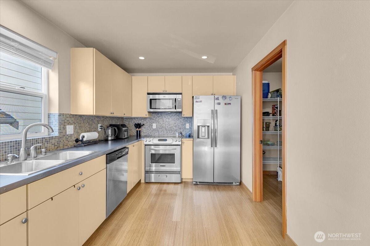 1719 SW Henderson Street , Seattle, WA 98106