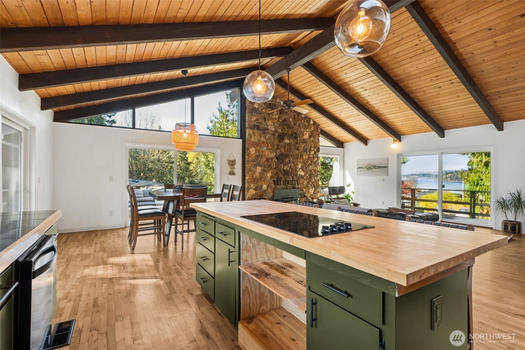 9832 Whitecap Drive NW, Olympia, WA 98502