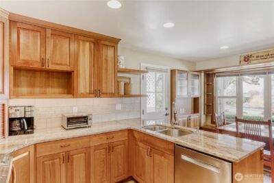 2008 121st Avenue SE, Bellevue, WA 98005 - Photo 8