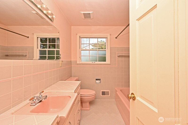 3227 Magnolia Boulevard W, Seattle, WA 98199