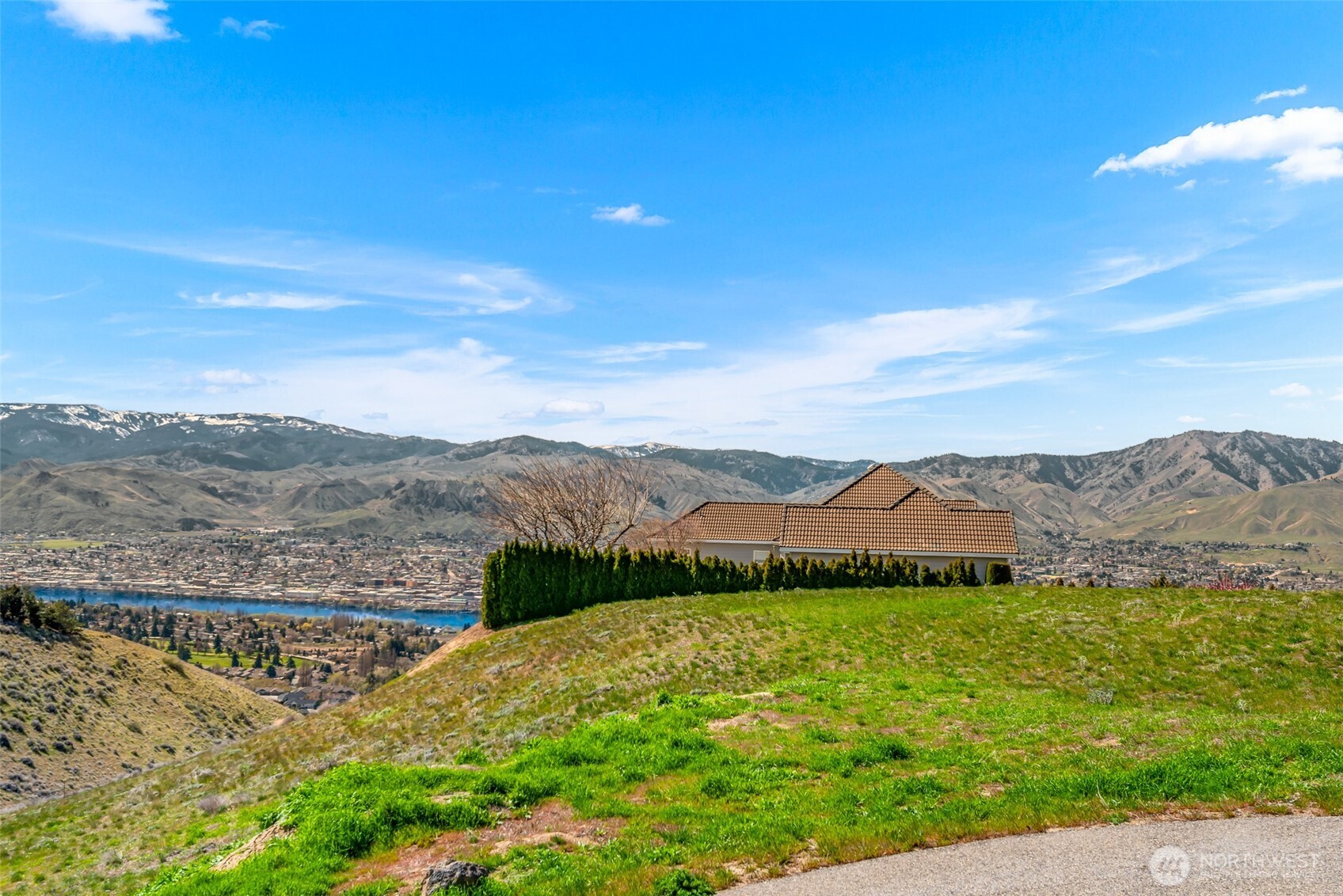 2450 Twin Peaks View , East Wenatchee, WA 98802
