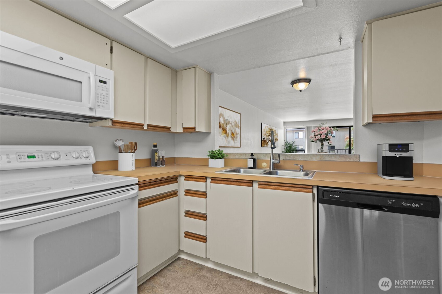 500 W Roy Street #W103, Seattle, WA 98119