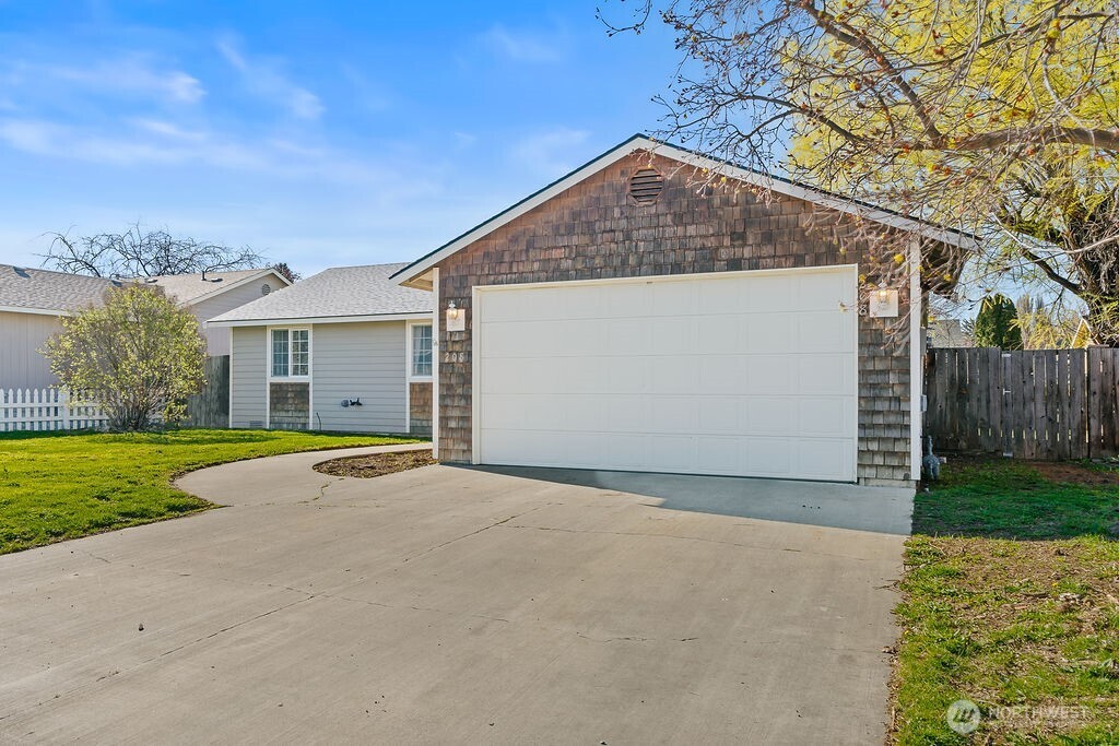 208 W Mount Adams Court , Ellensburg, WA 98926