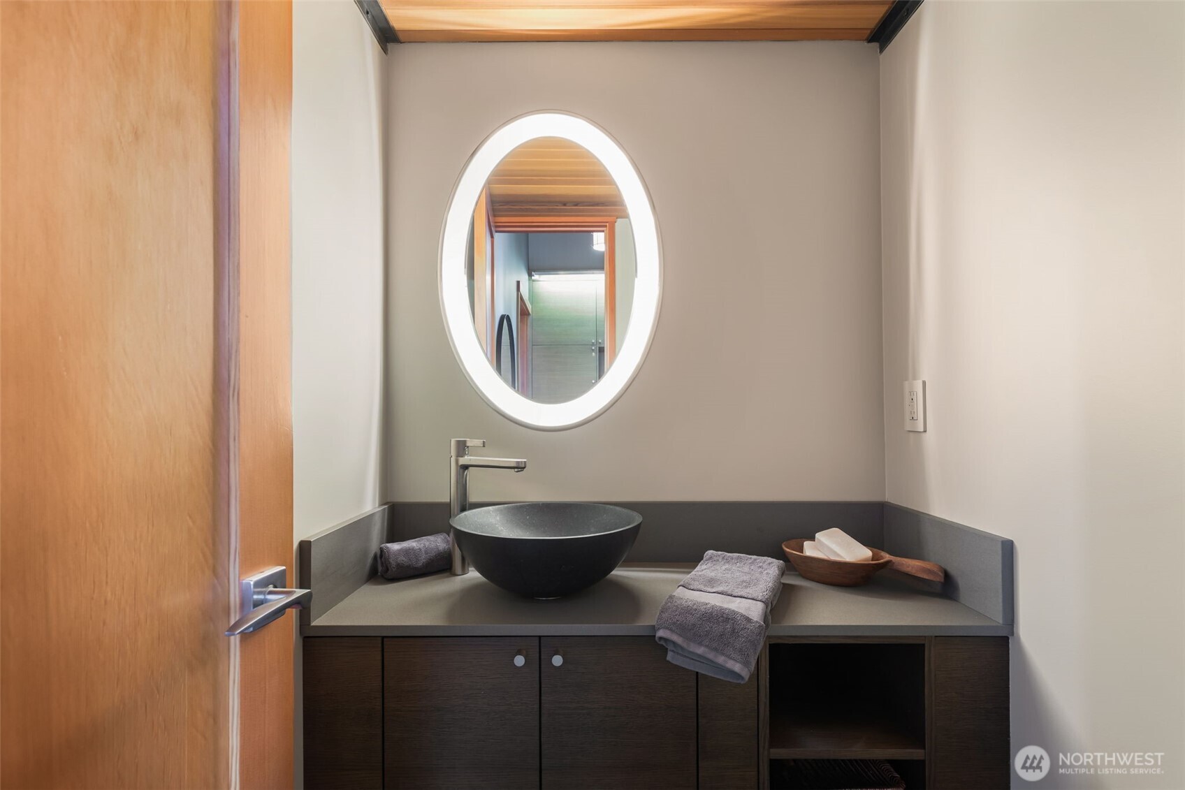 810 W Lee , Seattle, WA 98119