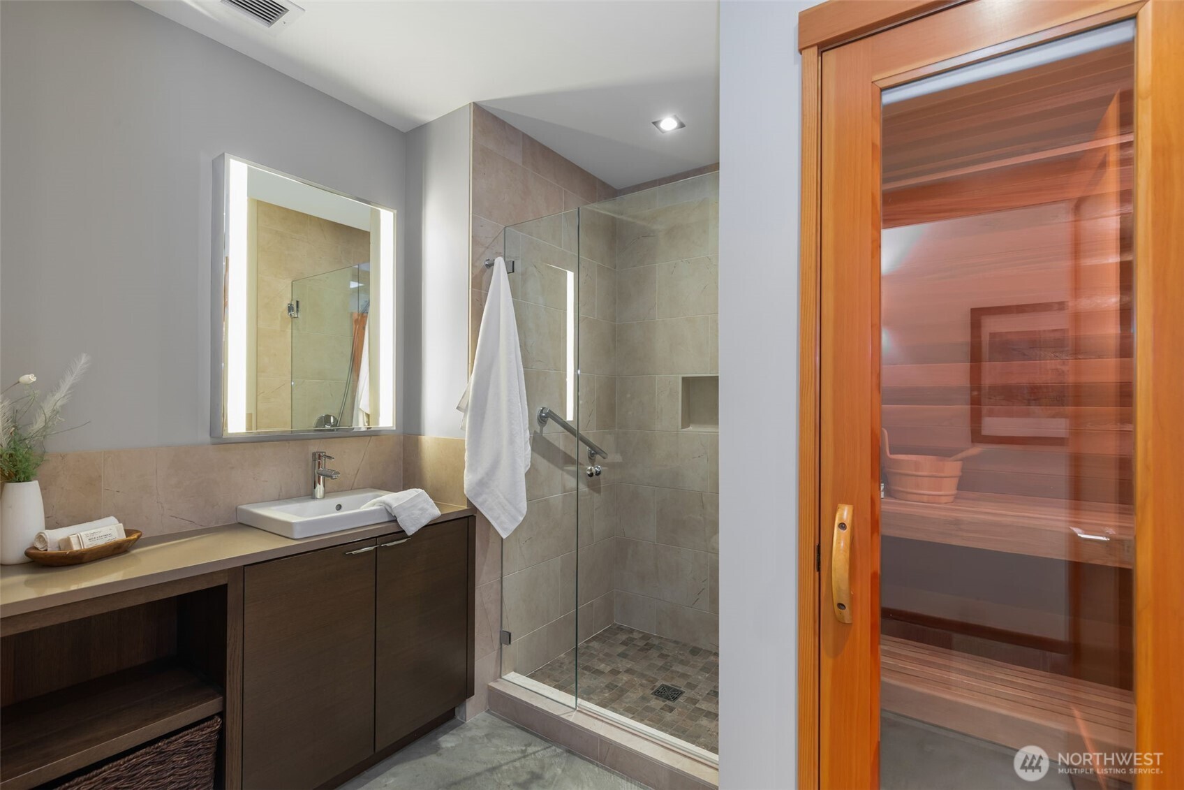 810 W Lee , Seattle, WA 98119