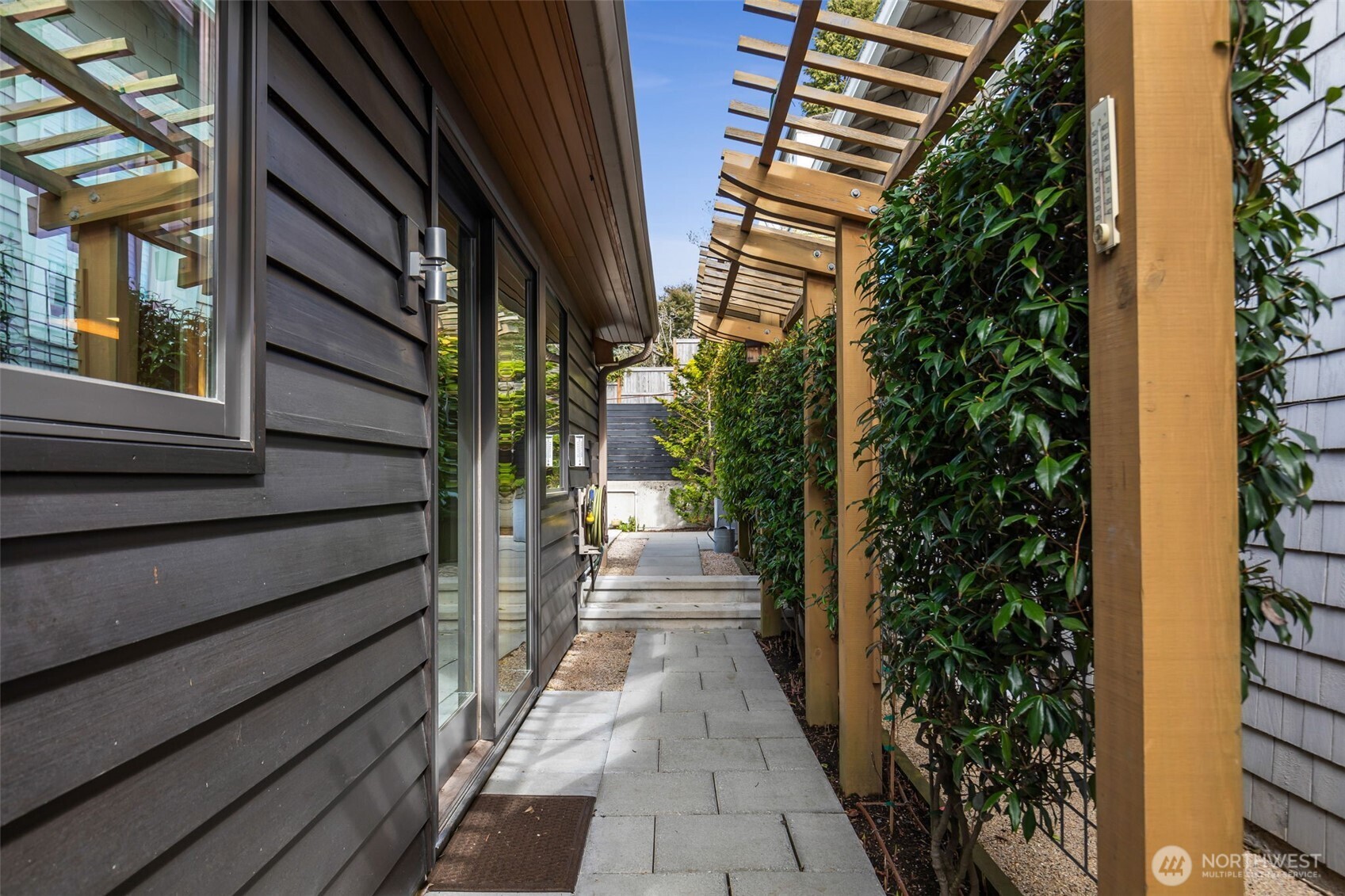 810 W Lee , Seattle, WA 98119