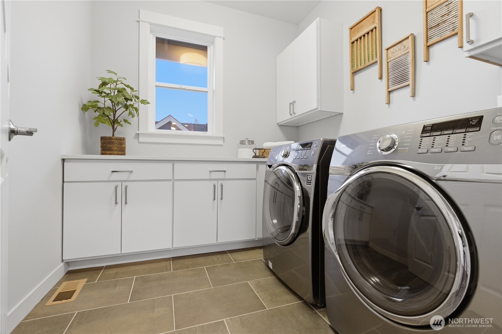 260 NE Alder Street , Issaquah, WA 98027