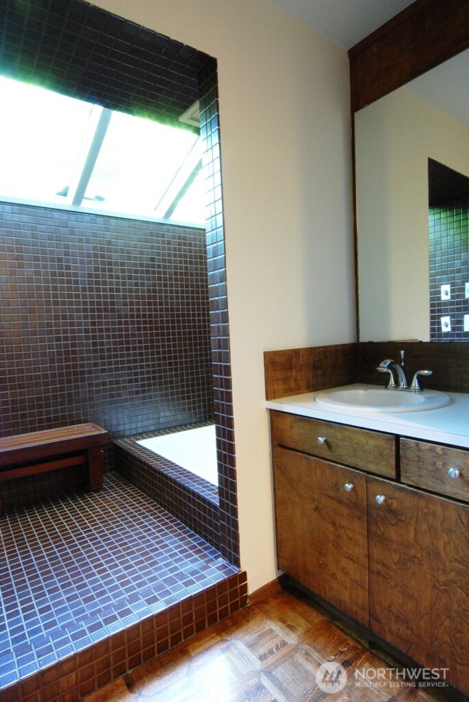 930 130th Avenue NE, Bellevue, WA 98005