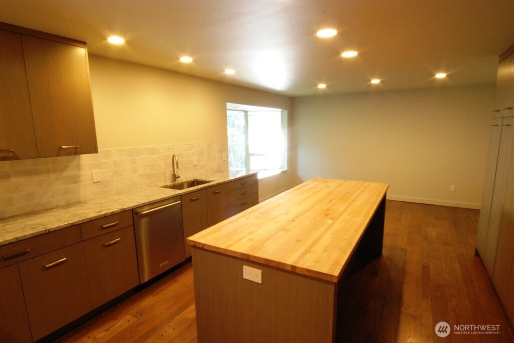 930 130th Avenue NE, Bellevue, WA 98005