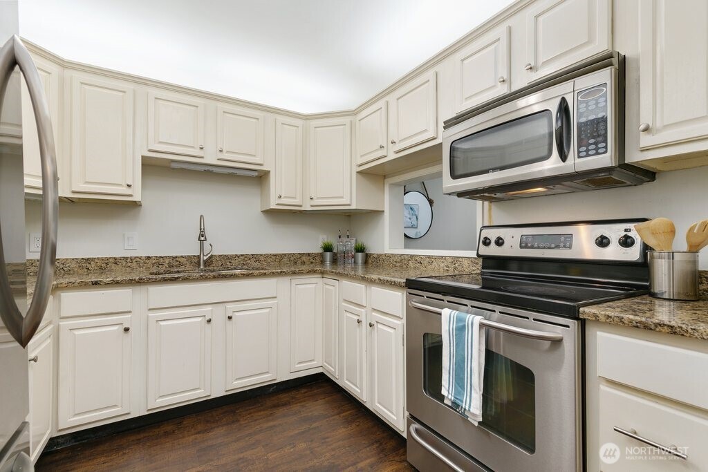 7930 SE 34th Street #513, Mercer Island, WA 98040