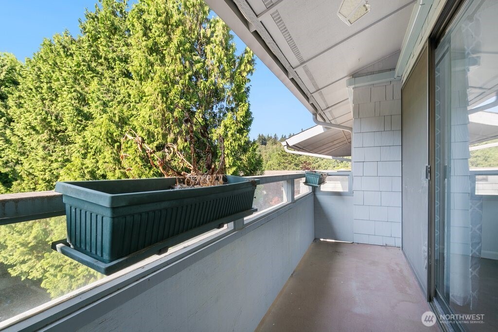 7930 SE 34th Street #513, Mercer Island, WA 98040