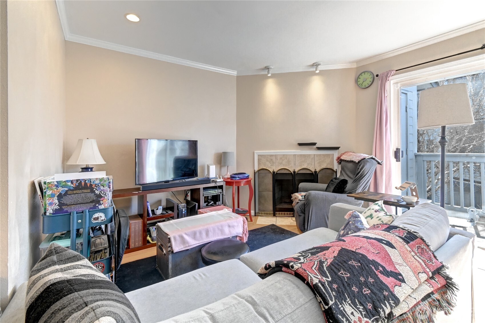 8823 Holly Dr #E206, Everett, WA 98208