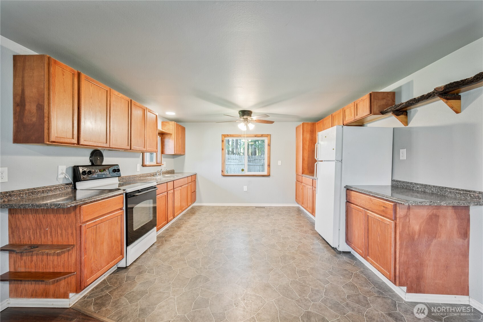 302 Studebaker Road , Castle Rock, WA 98611