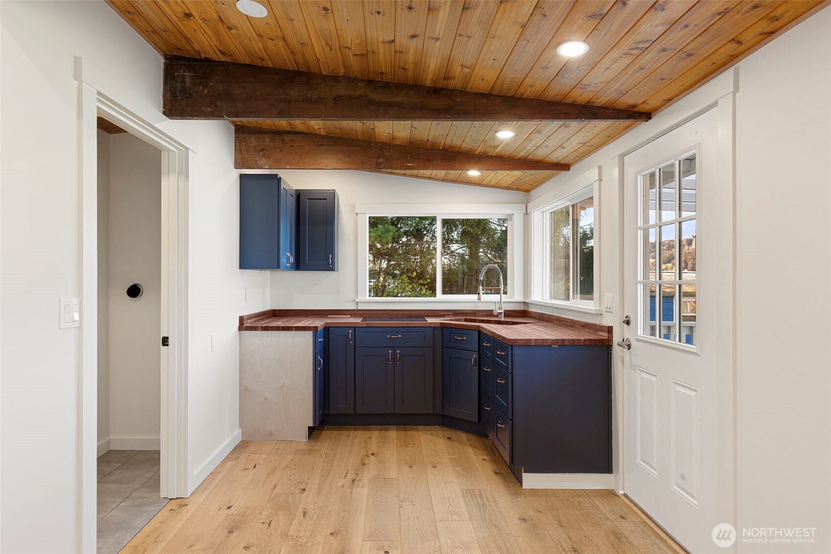 27830 Manzanita Beach Road SW, Vashon, WA 98070