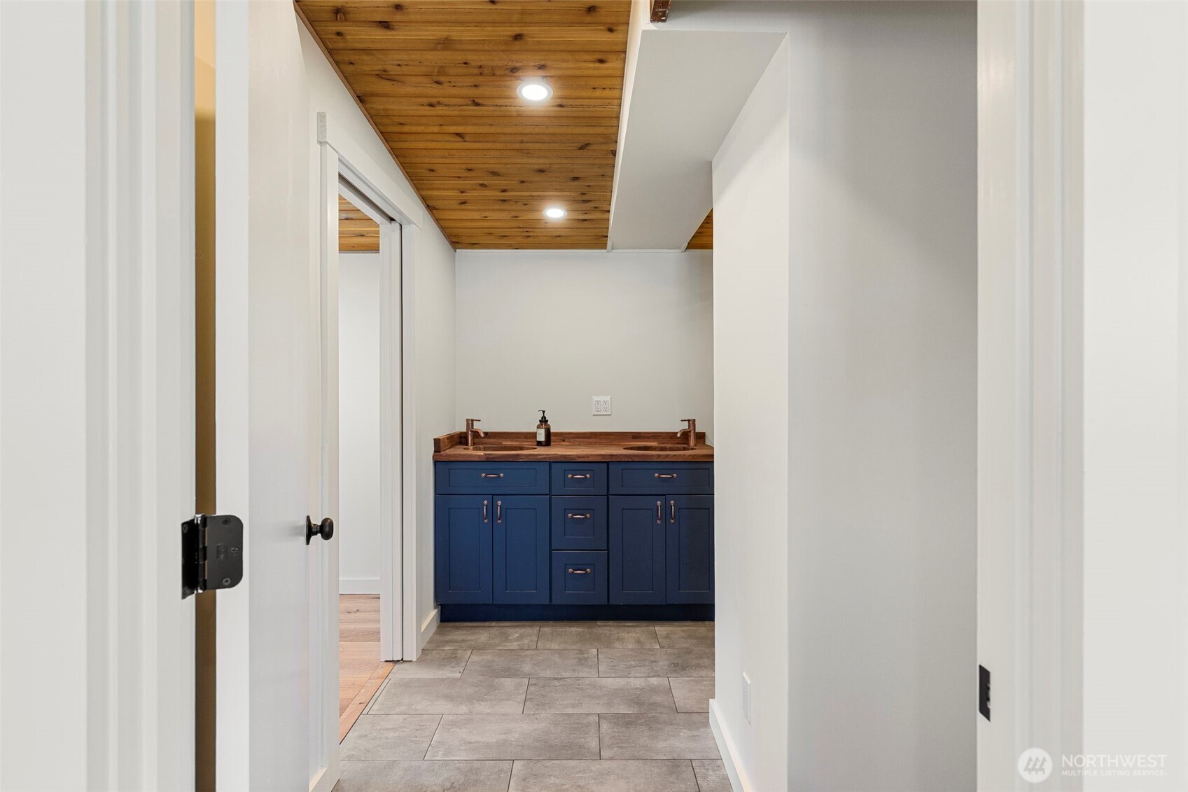 27830 Manzanita Beach Road SW, Vashon, WA 98070