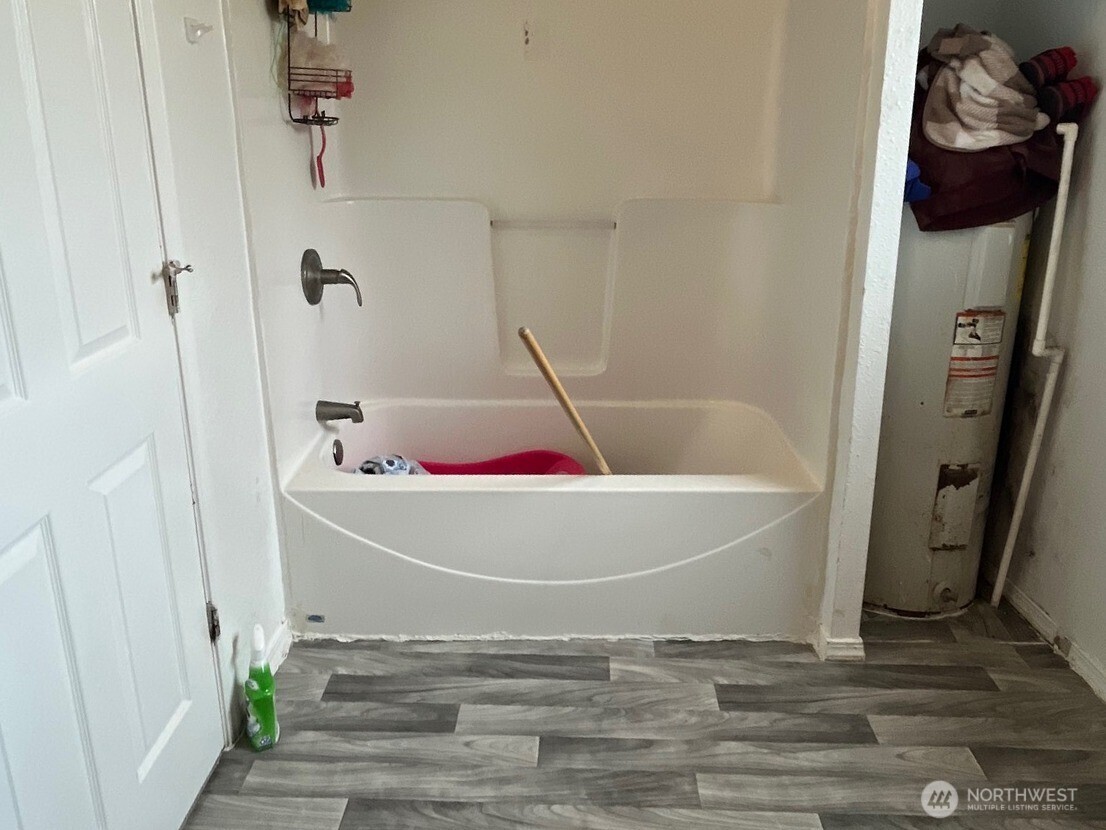 307 N E Street , Aberdeen, WA 98520-2612