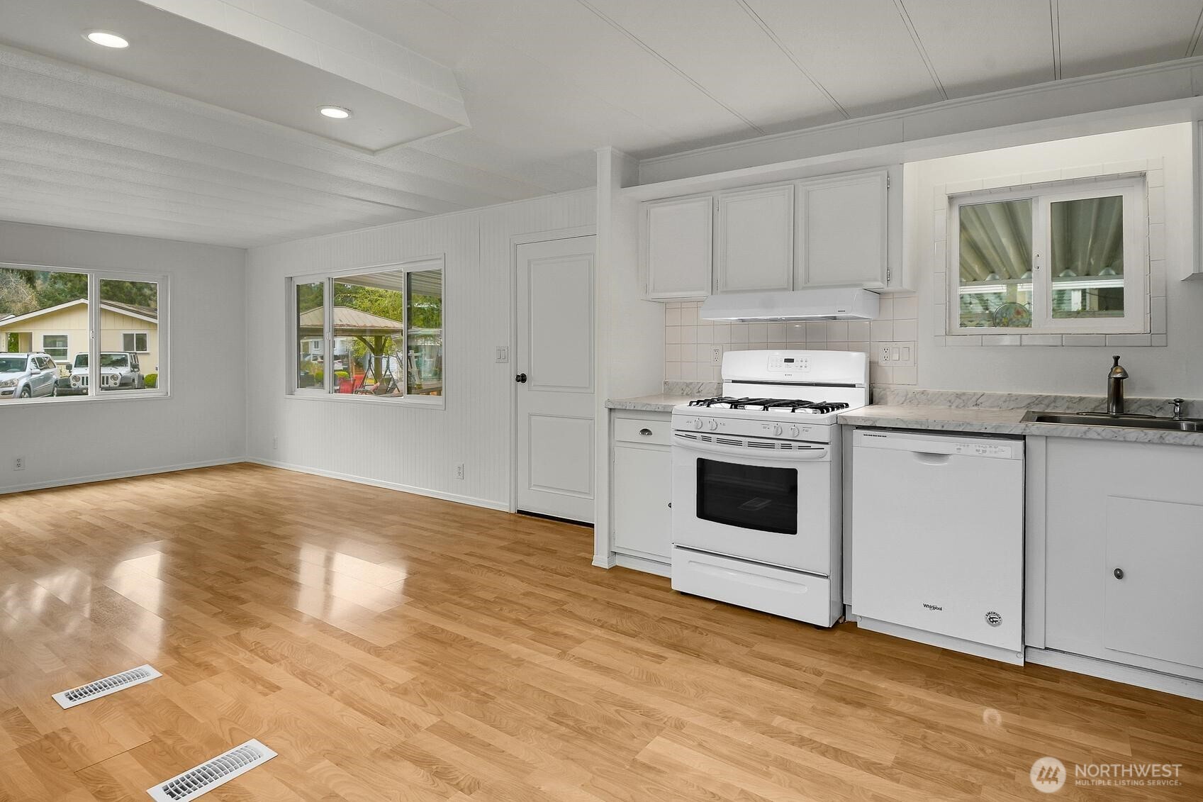 18425 NE 95th St #113, Redmond, WA 98052