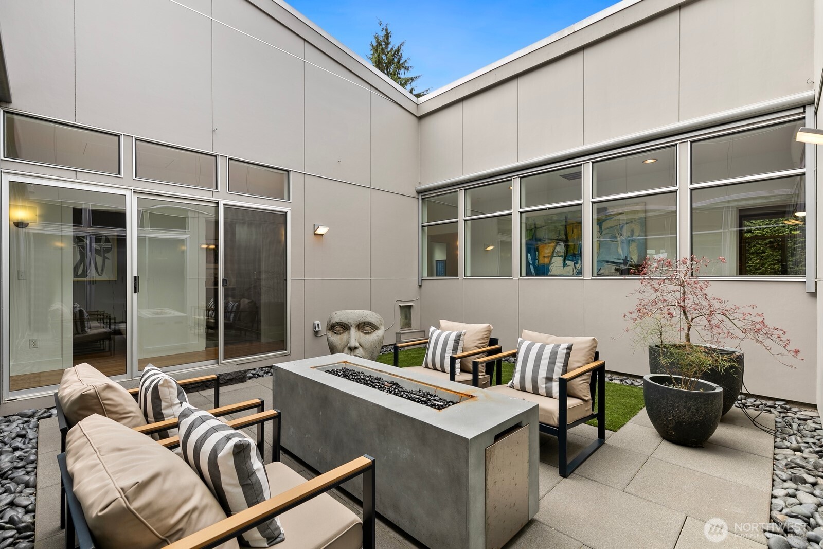 1549 Magnolia Way W, Seattle, WA 98199
