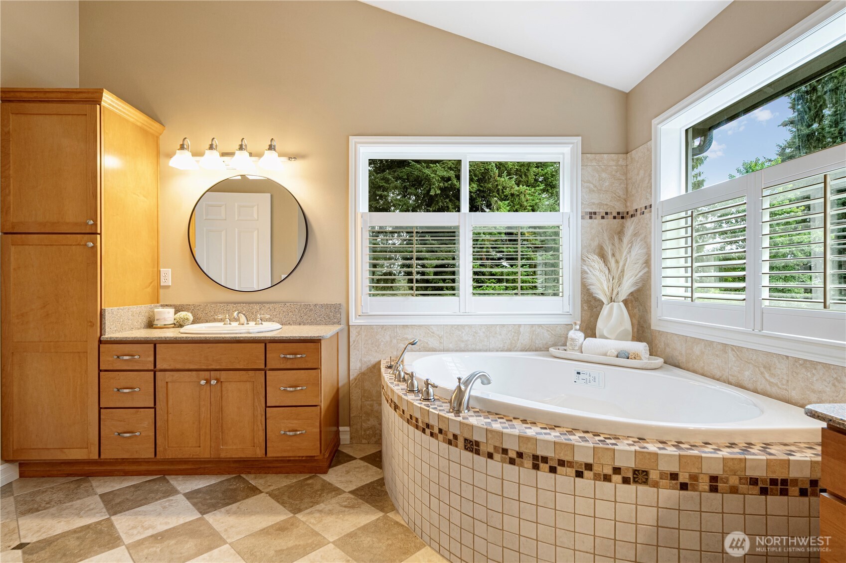 1528 NE 97th St , Seattle, WA 98115