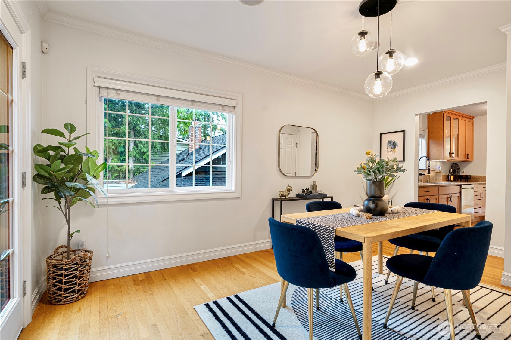 1528 NE 97th St , Seattle, WA 98115