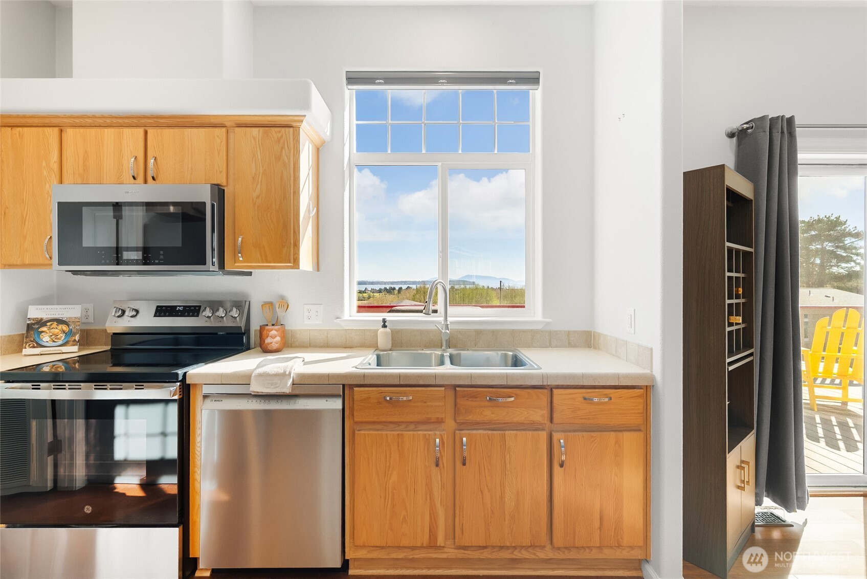 5511 Hillvue Road , Blaine, WA 98230-9532