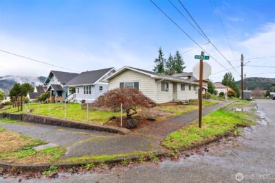 404 Eleventh Street , Raymond, WA 98577 - Photo 4