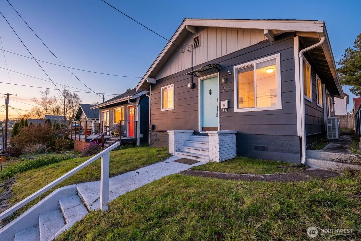 916 Pleasant Avenue , Bremerton, WA 98337