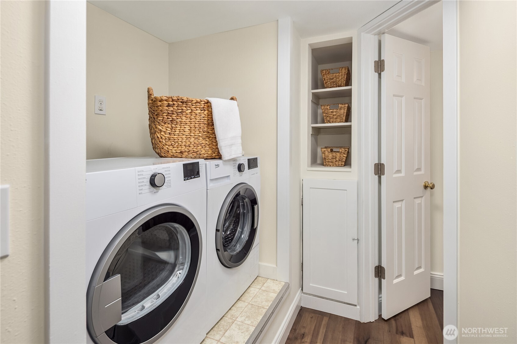 324 NE 54th Street , Seattle, WA 98105